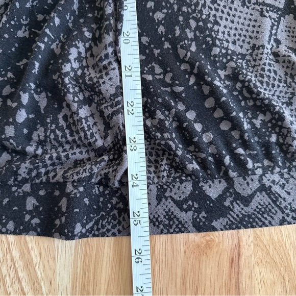 Lane Bryant Snakeskin Print Tunic Shirt Top Plus Twist Front Stretch Size 14-16 - Picture 7 of 7